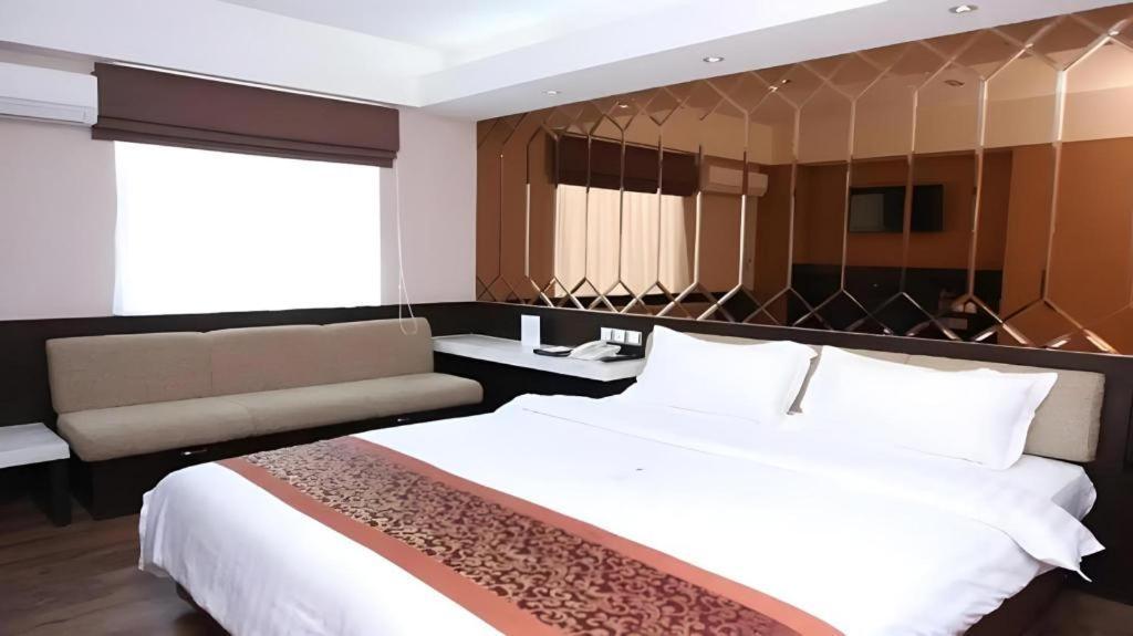 Favor Hotel Makassar City Center By Life Екстериор снимка