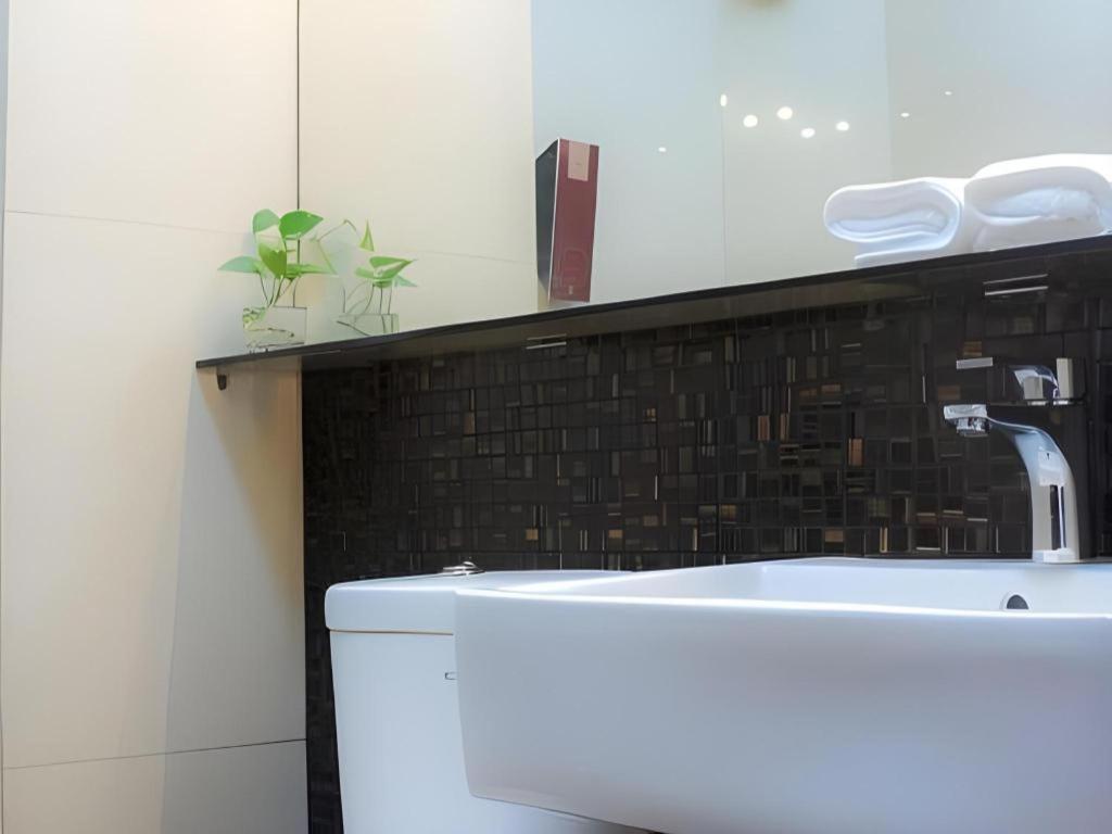 Favor Hotel Makassar City Center By Life Екстериор снимка
