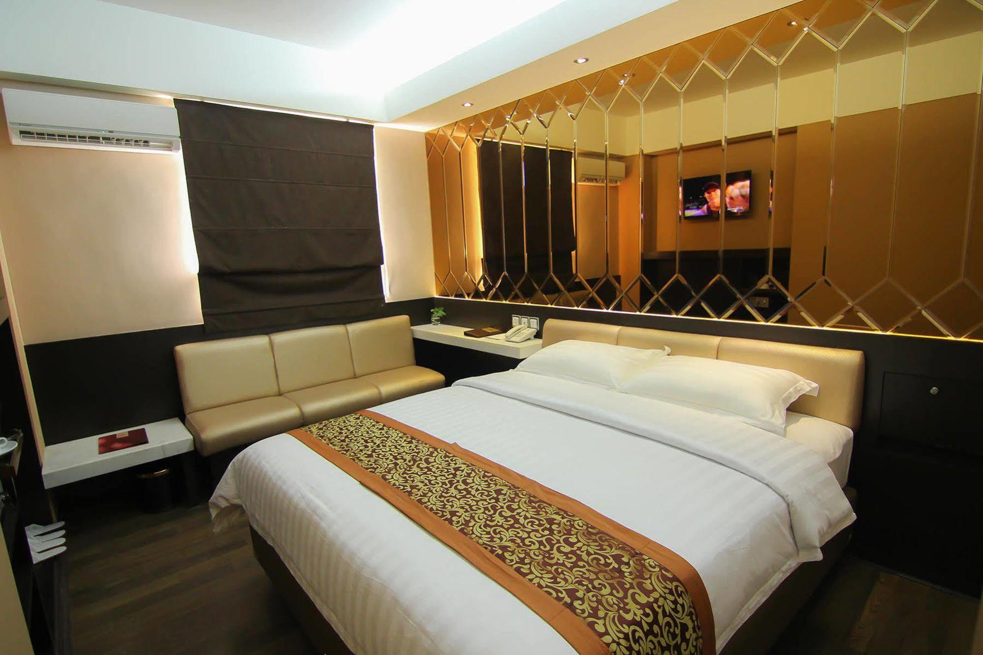 Favor Hotel Makassar City Center By Life Екстериор снимка