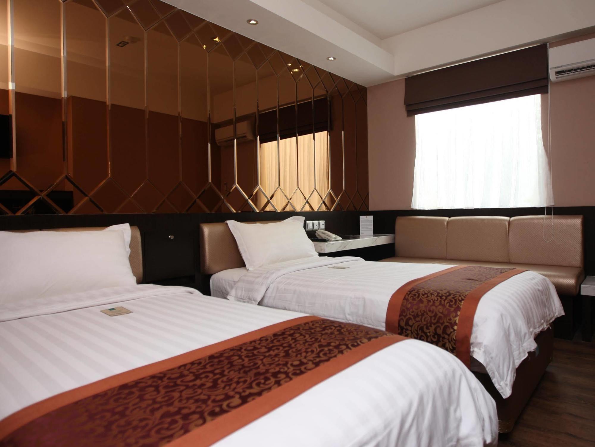 Favor Hotel Makassar City Center By Life Екстериор снимка