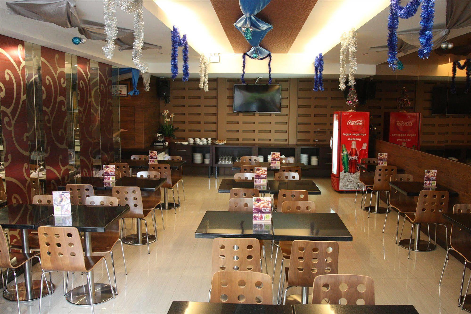 Favor Hotel Makassar City Center By Life Екстериор снимка