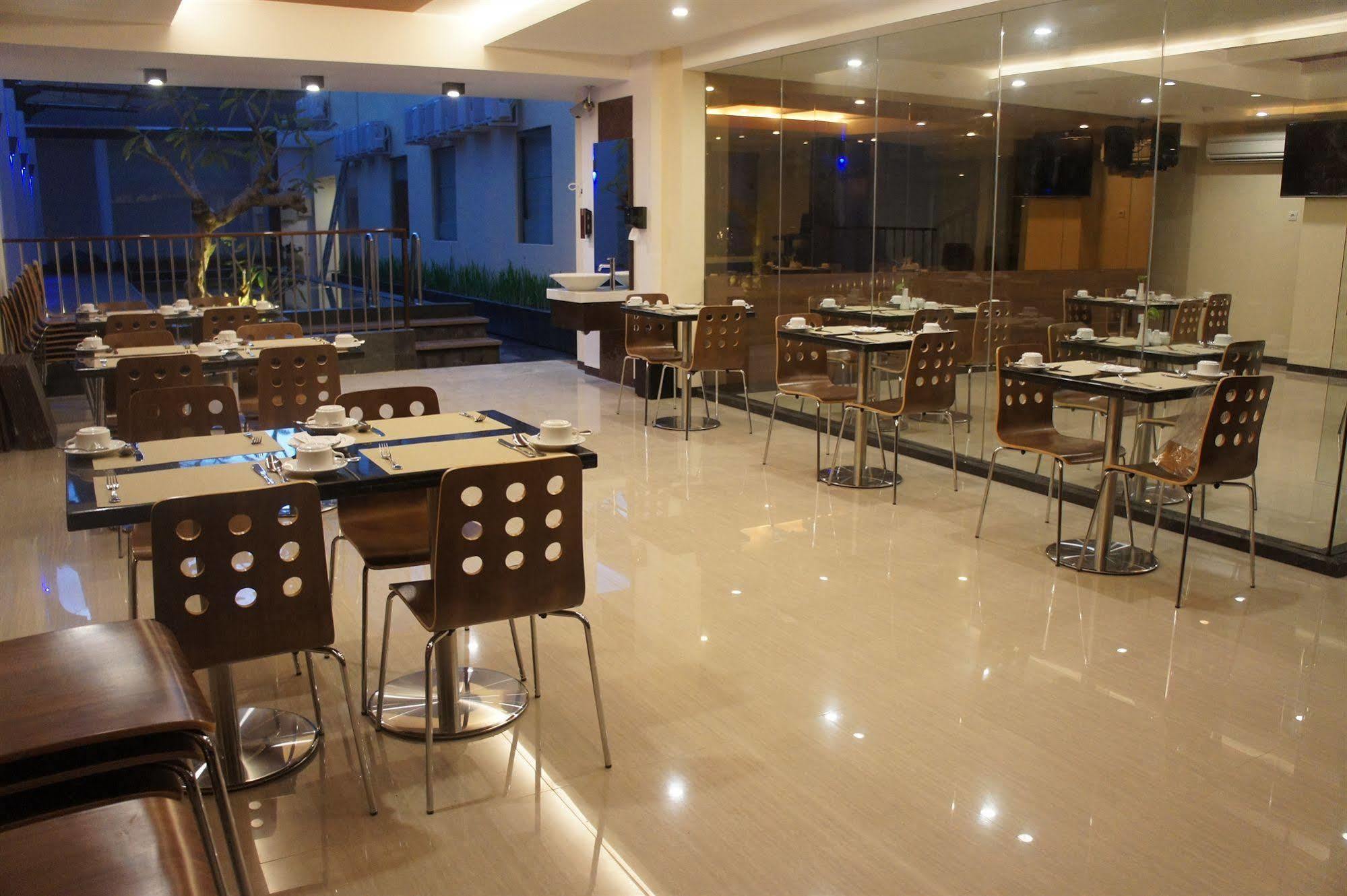 Favor Hotel Makassar City Center By Life Екстериор снимка